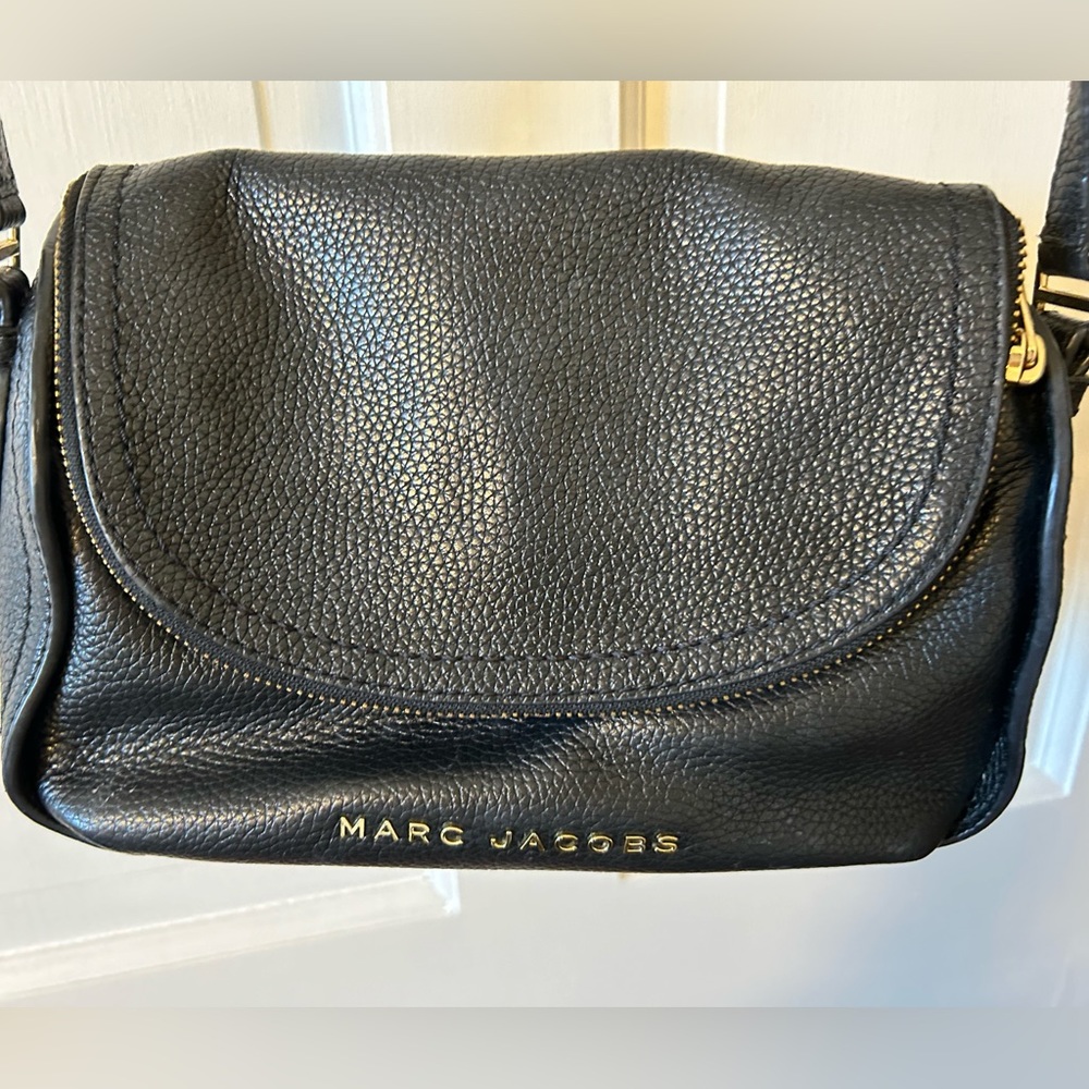 Black Marc Jacob’s crossbody with flap. All leather 10”w x 7”h x 4” deep